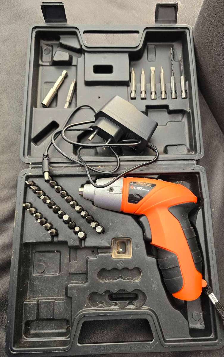 Cordless screwdriver set