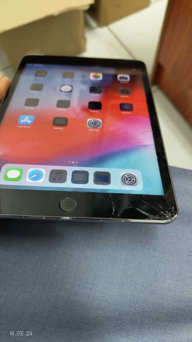 iPad mini 3 16GB cellular+wifi Space Grey (Broken Touch) (Pre-owned)