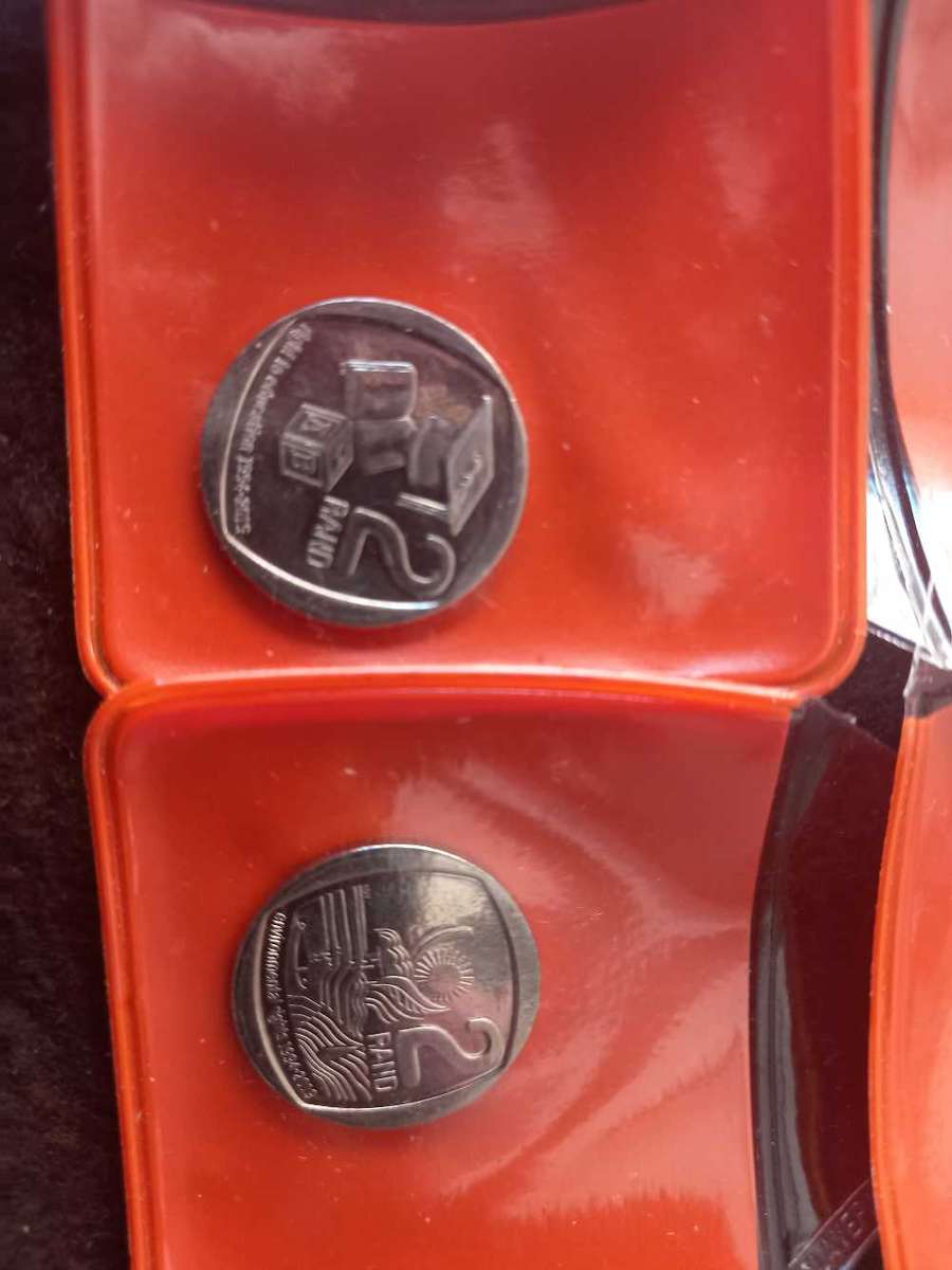 6 x 2019 R2 COINS AS PER PICTURE