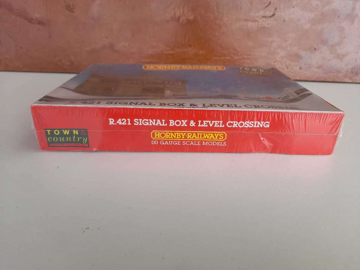 HORNBY OO signal box and crossing (NEW)