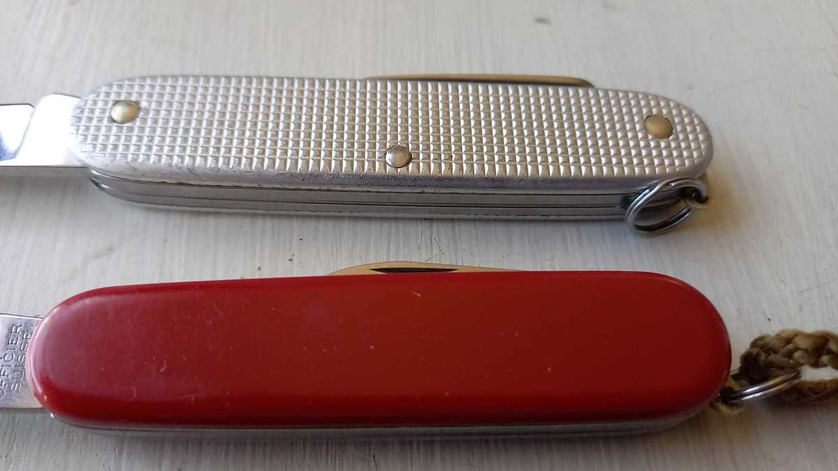 Knife collection border war Era Victorinoxes