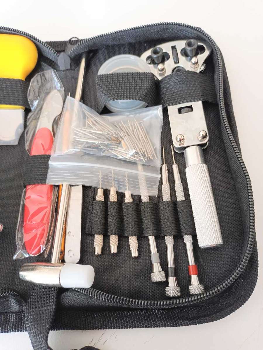 147 PIECE WATCHMAKER REPAIR TOOL KIT IN POUCH. NEW.