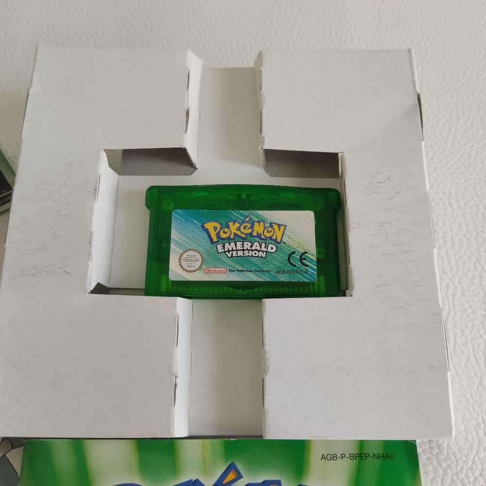 Pokémon Emerald Version Nintendo Gameboy Gba