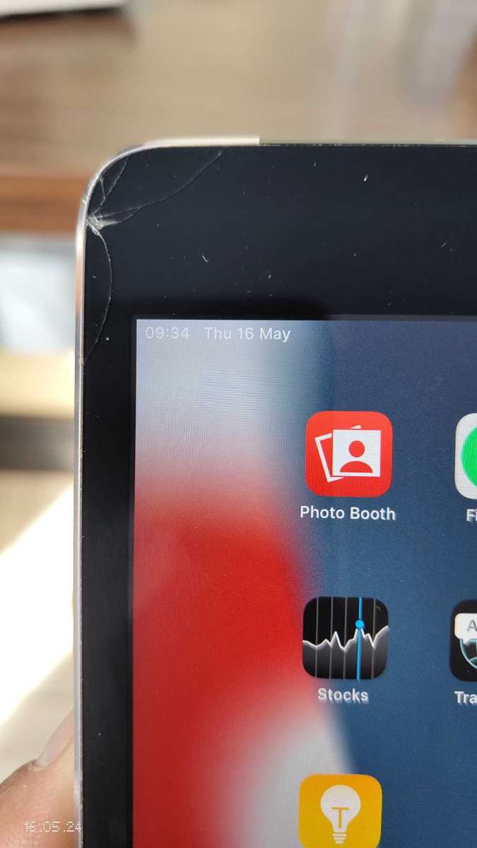 iPad mini 4 64GB cellular+ wifi silver (Cracked touch){Pre Owned}