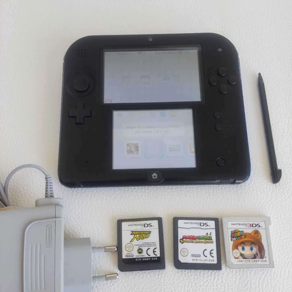 Nintendo 2DS (Wedge) Console +Games