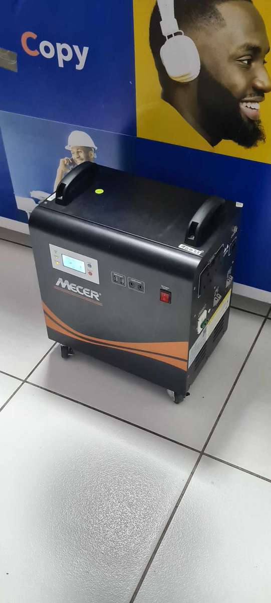 Mecer m-1000w inverter with battery.