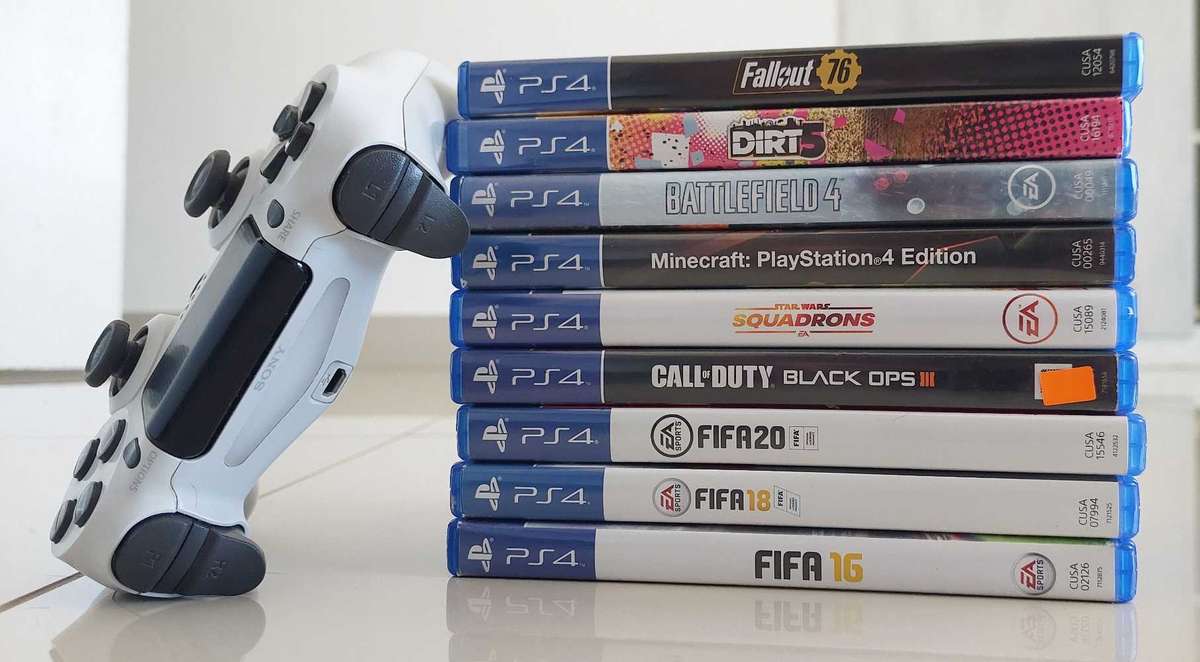 PS4 Dualshock Controller plus PS4 Games