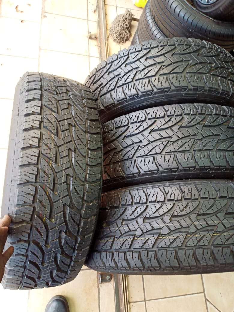 265/65/17 Bridgestone dueler AT. 80% life