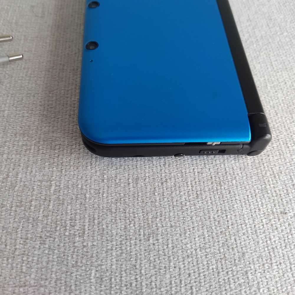 Nintendo 3ds XL console with original charger, stylus and memory card