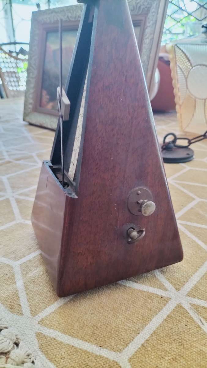 Vintage Metronome Working