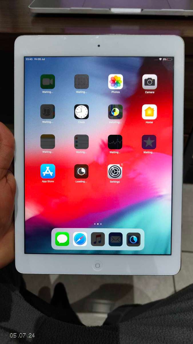 Apple iPad Air 32GB cellular+WiFi A1475 Silver (Pre Owned)