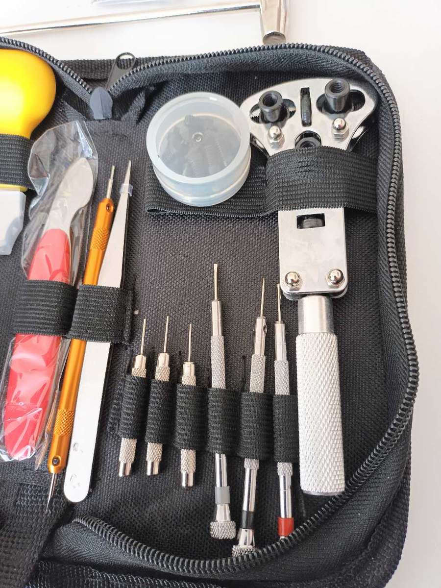 147 PIECE WATCHMAKER REPAIR TOOL KIT IN POUCH. NEW.