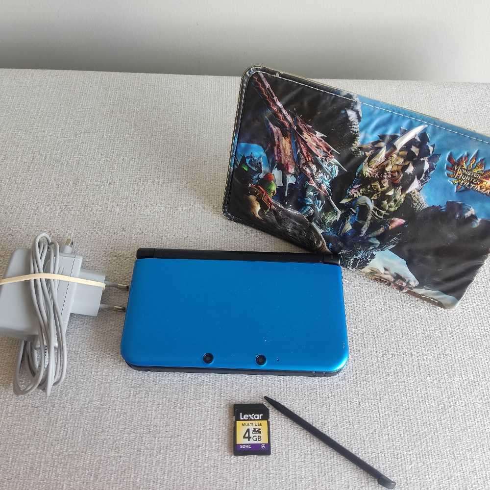 Nintendo 3ds XL console with original charger
