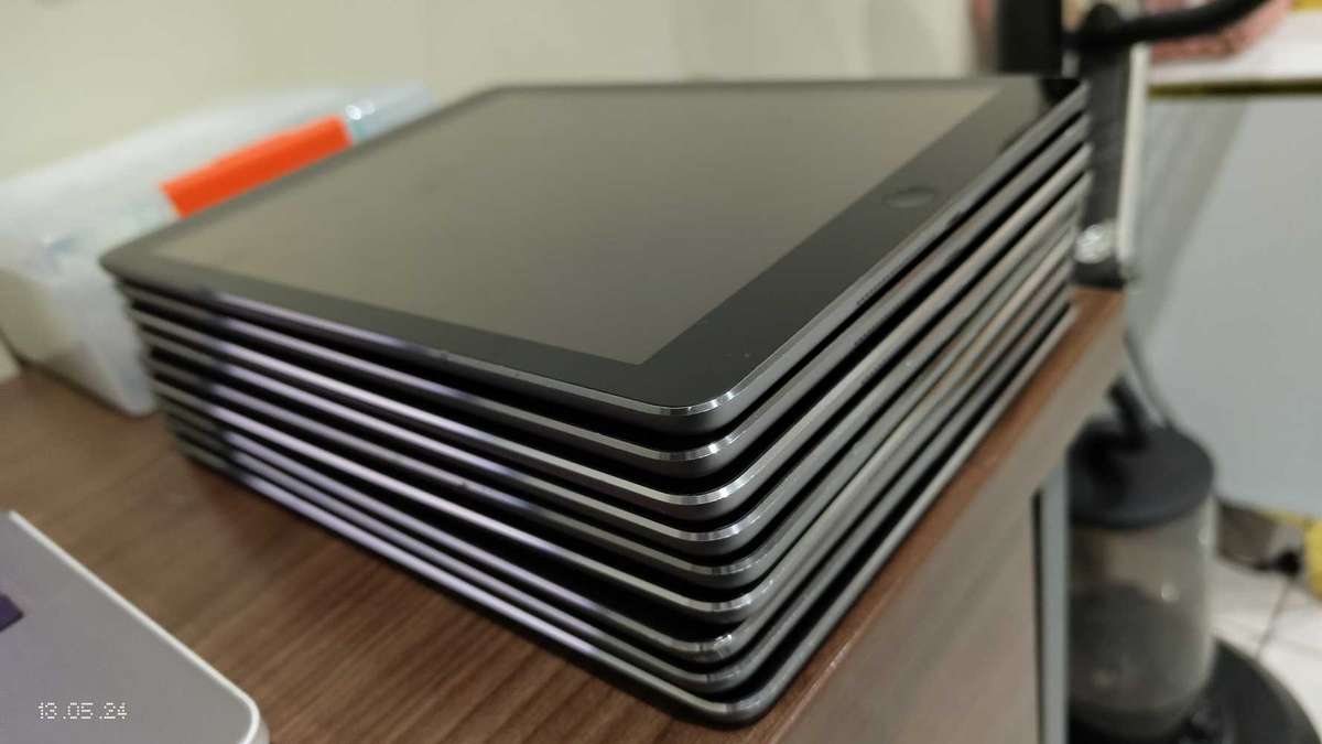 Apple iPad Air 32GB WiFi ONLY space Grey A1474 Fully working (Pre owned)