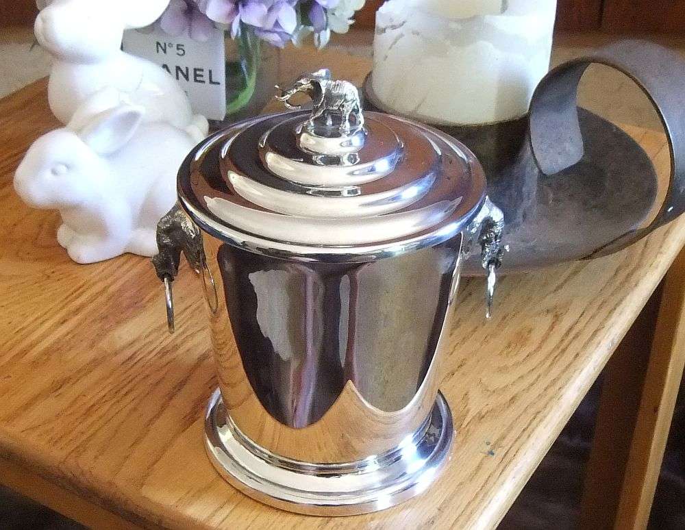 AN ABSOLUTELY GORGEOUS RARE VINTAGE SILVERPLATE ICE BUCKET WITH ELEPHANT FINIAL AND HANDLES