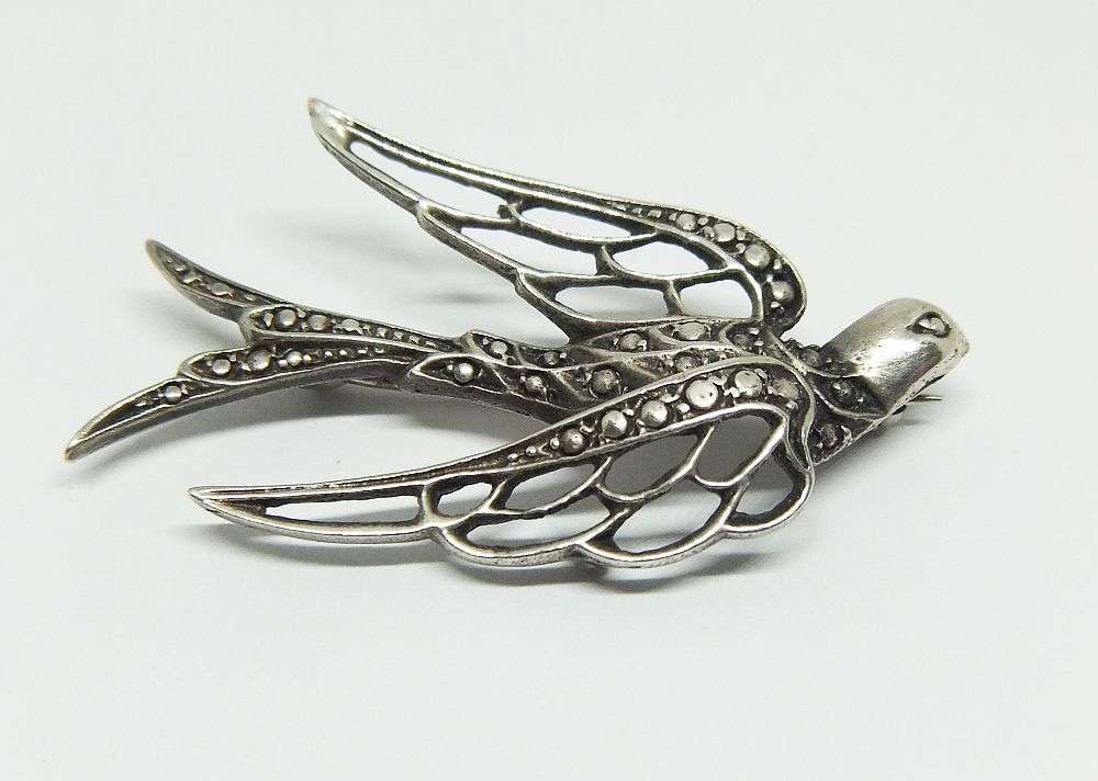 LOOK !! A BEAUTIFULLY DETAILED SOLID STERLING SILVER ART DECO STYLE SWALLOW BROOCH !! WOW !!