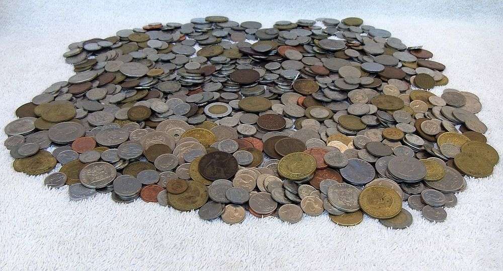 COOL DEAL !! A JOBLOT OF OVER 1000 VINTAGE / OLD WORLD COINS AS PER PICS !! BID FOR THE LOT !!