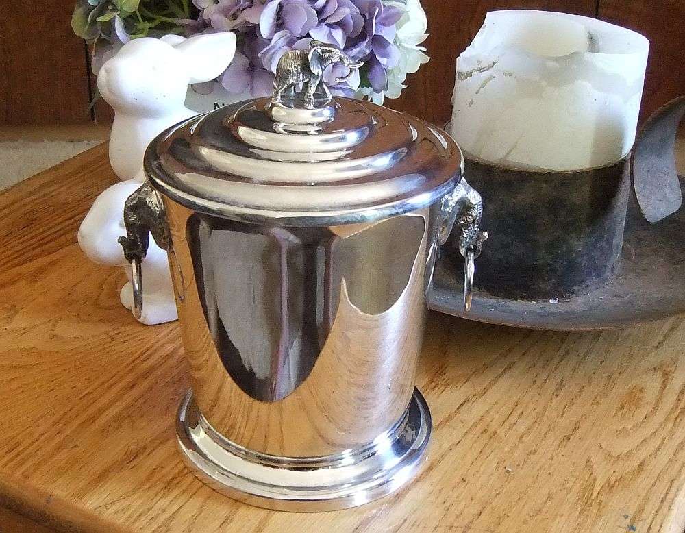 AN ABSOLUTELY GORGEOUS RARE VINTAGE SILVERPLATE ICE BUCKET WITH ELEPHANT FINIAL AND HANDLES