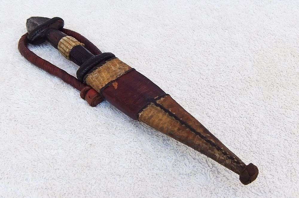 A RARE ANTIQUE DAGGER OF THE NORTH AFRICAN TUAREG TRIBE COVERED WITH GENUINE SNAKESKIN AND LEATHER