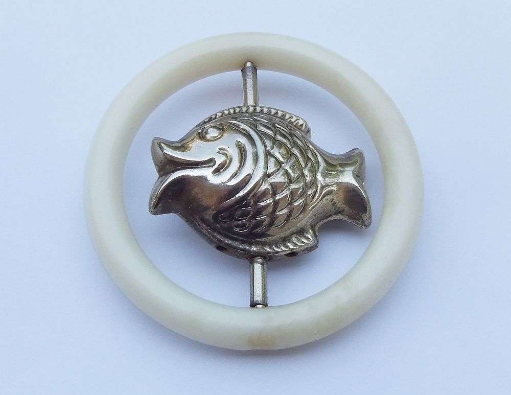 LOOK !! A RARE ADORABLE VINTAGE SILVERPLATE FISH ON SWIVEL TEETHING RING AND RATTLE !!