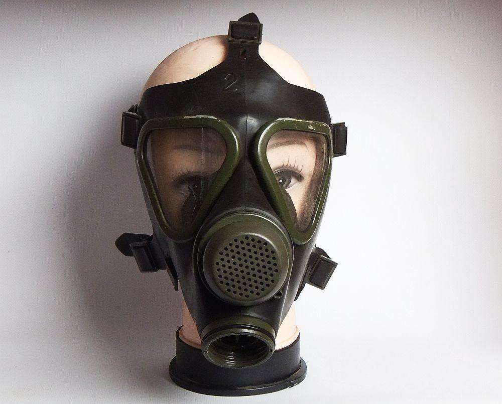 A VINTAGE 1980`S SOUTH AFRICAN MILITARY GAS MASK - USED IN RIOT SITUATIONS - COOL DISPLAY PIECE