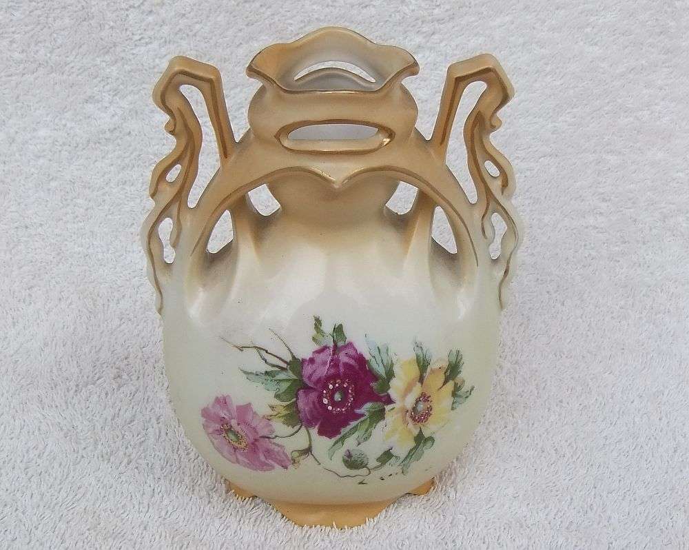 A RARE VICTORIAN ART NOUVEAU PATTERN BLUSHWARE VASE BY VICTORIA AUSTRIA