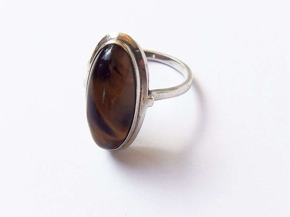 AN ART DECO STYLE VINTAGE STERLING SILVER RING SET WITH A CABOCHON GENUINE TIGERS EYE STONE