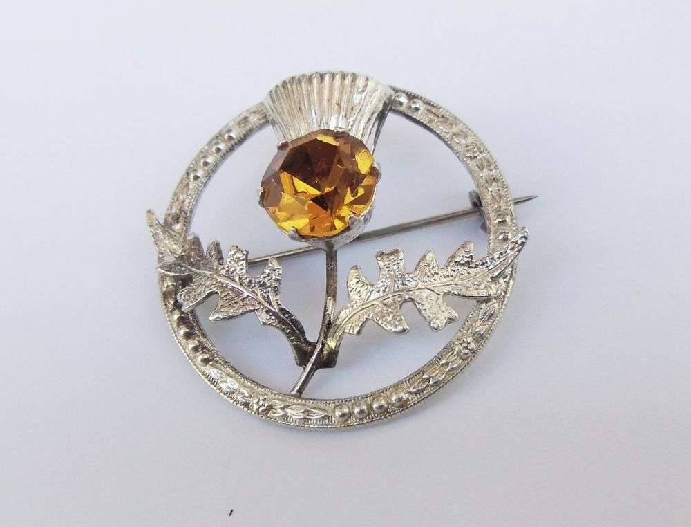 AN AWESOME VINTAGE STERLING SILVER SCOTTISH THISTLE BROOCH WITH FACETED YELLOWISH INSET !! WOW !!
