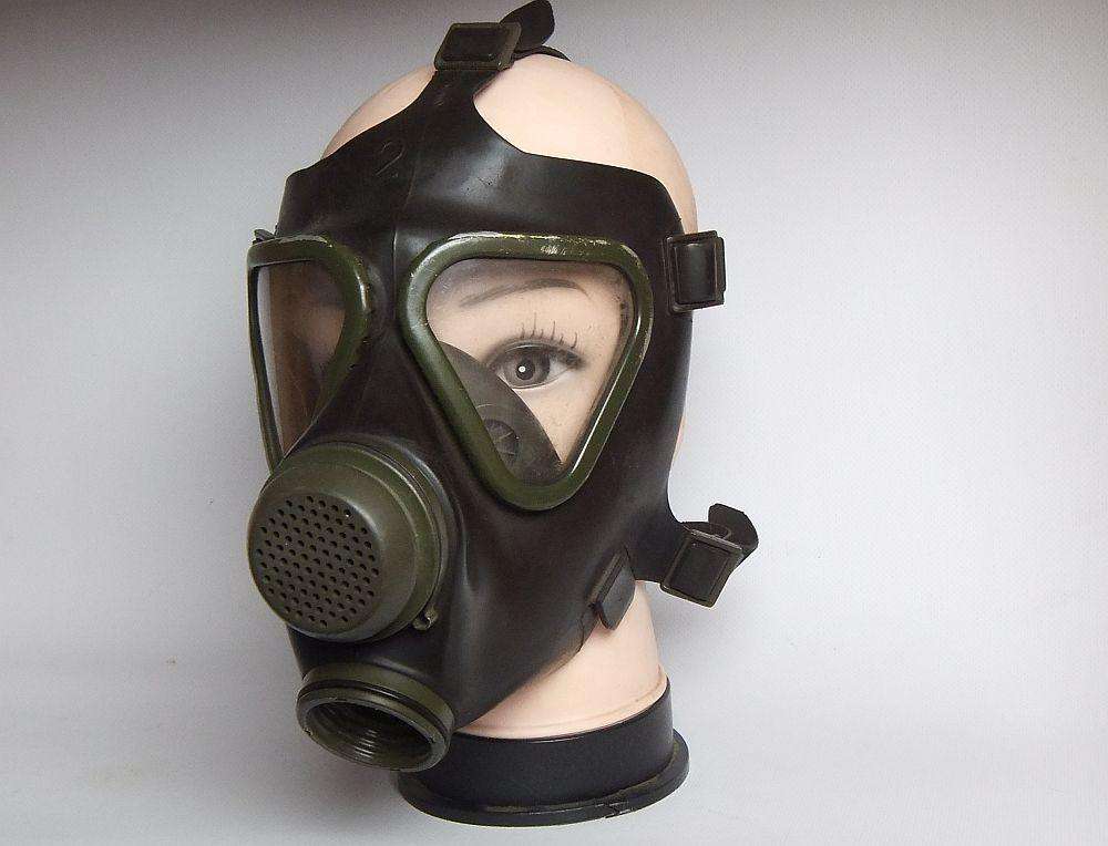 A VINTAGE 1980`S SOUTH AFRICAN MILITARY GAS MASK - USED IN RIOT SITUATIONS - COOL DISPLAY PIECE