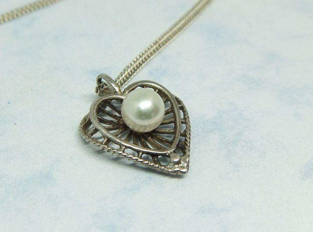 A BRAND NEW STERLING SILVER NECKLACE PLUS A HEART SHAPED VINTAGE PENDANT SET WITH A GENUINE PEARL