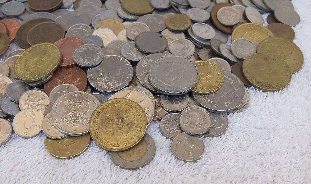 COOL DEAL !! A JOBLOT OF OVER 1000 VINTAGE / OLD WORLD COINS AS PER PICS !! BID FOR THE LOT !!