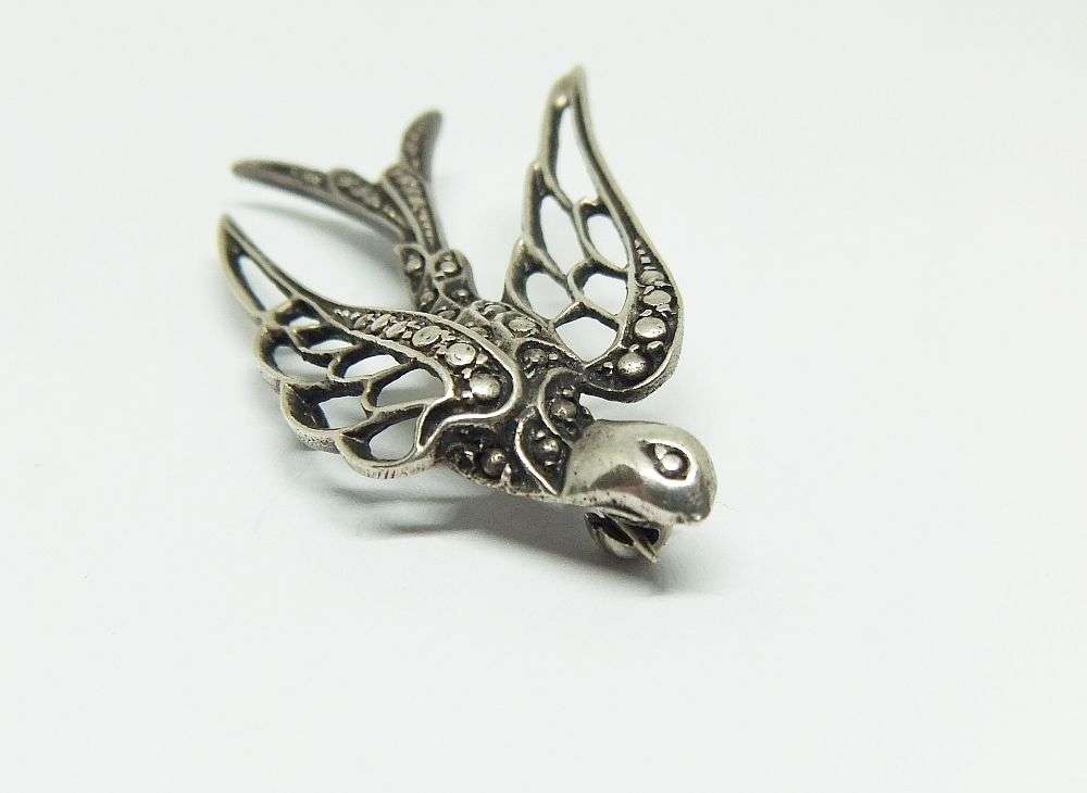 LOOK !! A BEAUTIFULLY DETAILED SOLID STERLING SILVER ART DECO STYLE SWALLOW BROOCH !! WOW !!