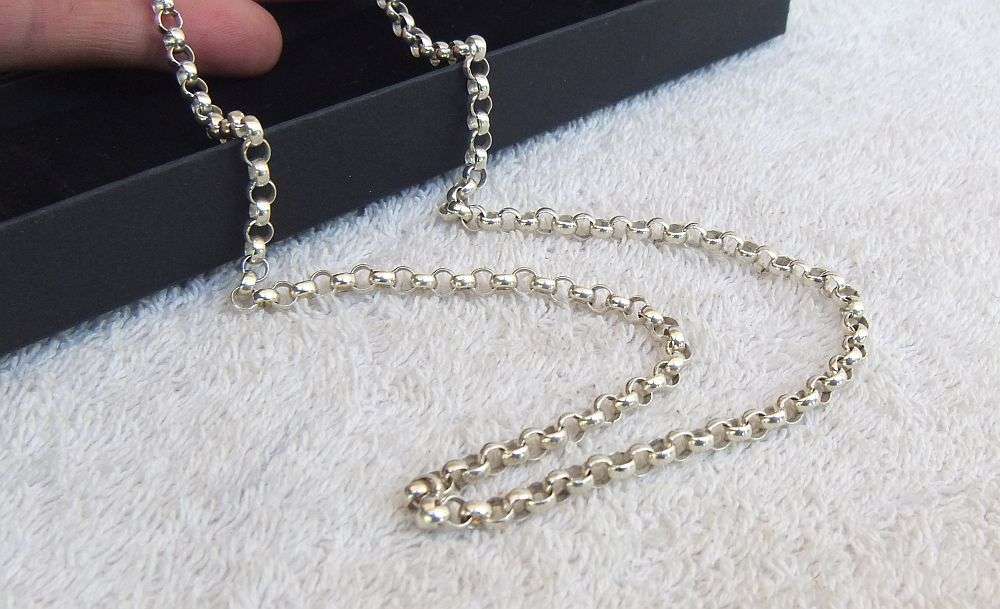A HIGH QUALITY SOLID STERLING SILVER ROUND LINK NECKLACE IN AS NEW CONDITION - BOXED - UNWANTED GIFT