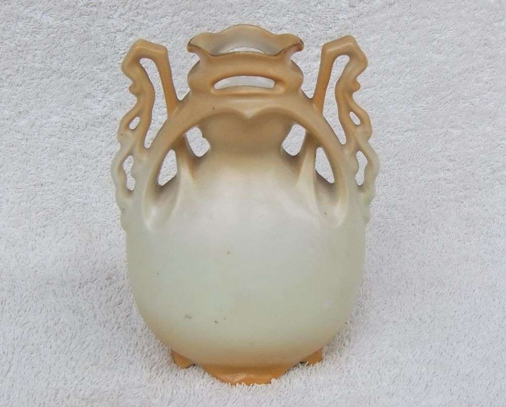 A RARE VICTORIAN ART NOUVEAU PATTERN BLUSHWARE VASE BY VICTORIA AUSTRIA