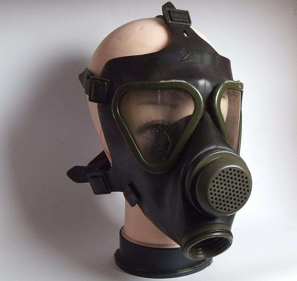 A VINTAGE 1980`S SOUTH AFRICAN MILITARY GAS MASK - USED IN RIOT SITUATIONS - COOL DISPLAY PIECE