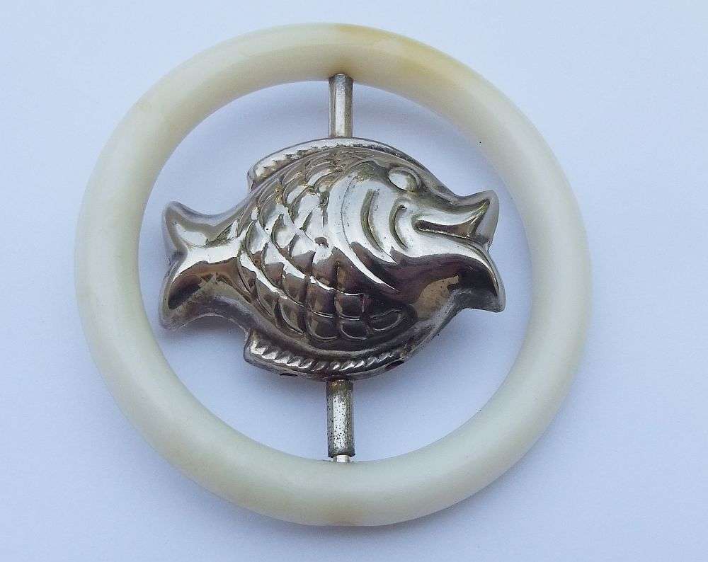 LOOK !! A RARE ADORABLE VINTAGE SILVERPLATE FISH ON SWIVEL TEETHING RING AND RATTLE !!