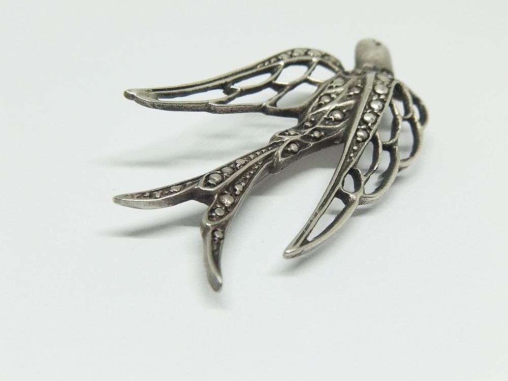LOOK !! A BEAUTIFULLY DETAILED SOLID STERLING SILVER ART DECO STYLE SWALLOW BROOCH !! WOW !!
