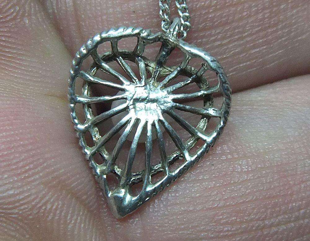 A BRAND NEW STERLING SILVER NECKLACE PLUS A HEART SHAPED VINTAGE PENDANT SET WITH A GENUINE PEARL