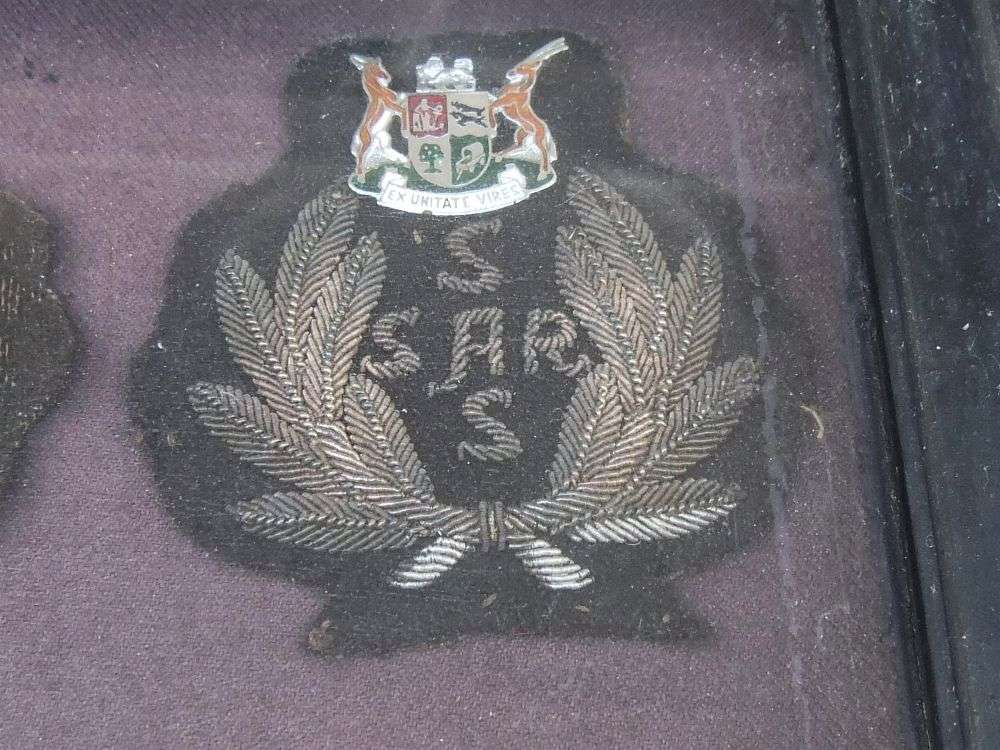 S A R / S A S - SOUTH AFRICAN RAILWAYS STATION MASTER BADGE AND BUTTON COLLECTION FRAMED LONG AGO