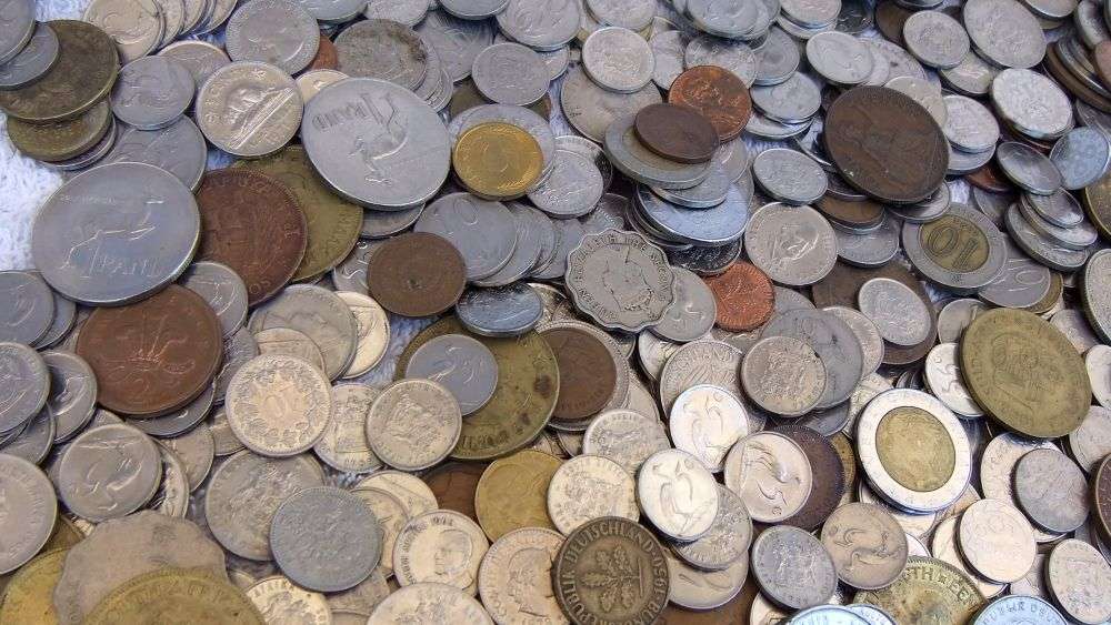 COOL DEAL !! A JOBLOT OF OVER 1000 VINTAGE / OLD WORLD COINS AS PER PICS !! BID FOR THE LOT !!
