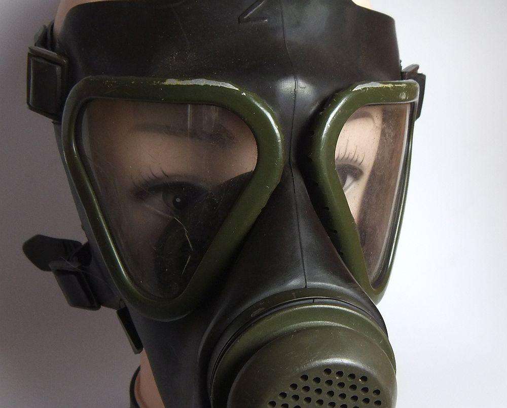 A VINTAGE 1980`S SOUTH AFRICAN MILITARY GAS MASK - USED IN RIOT SITUATIONS - COOL DISPLAY PIECE