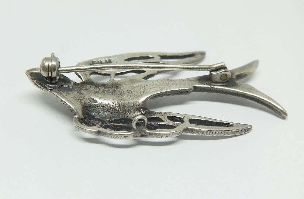 LOOK !! A BEAUTIFULLY DETAILED SOLID STERLING SILVER ART DECO STYLE SWALLOW BROOCH !! WOW !!
