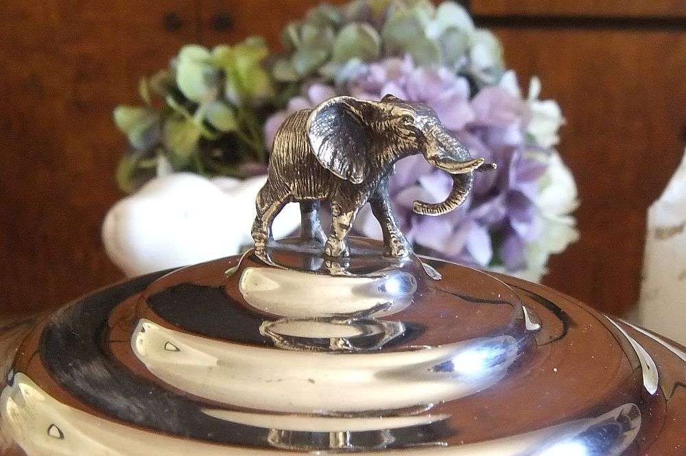 AN ABSOLUTELY GORGEOUS RARE VINTAGE SILVERPLATE ICE BUCKET WITH ELEPHANT FINIAL AND HANDLES