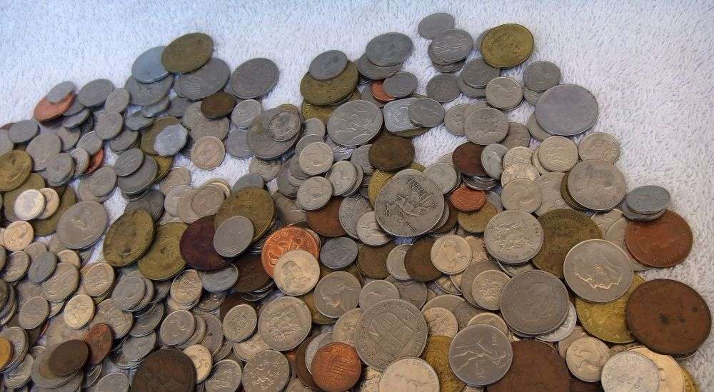 COOL DEAL !! A JOBLOT OF OVER 1000 VINTAGE / OLD WORLD COINS AS PER PICS !! BID FOR THE LOT !!