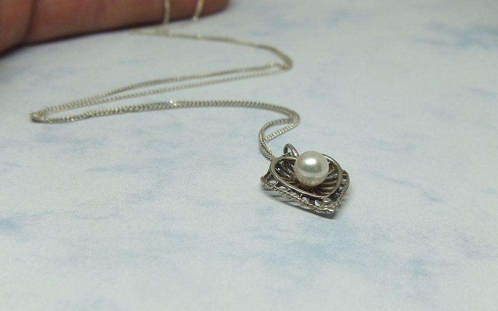A BRAND NEW STERLING SILVER NECKLACE PLUS A HEART SHAPED VINTAGE PENDANT SET WITH A GENUINE PEARL