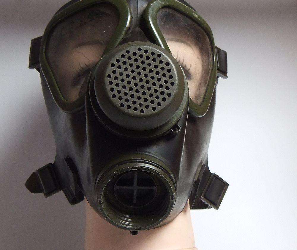 A VINTAGE 1980`S SOUTH AFRICAN MILITARY GAS MASK - USED IN RIOT SITUATIONS - COOL DISPLAY PIECE