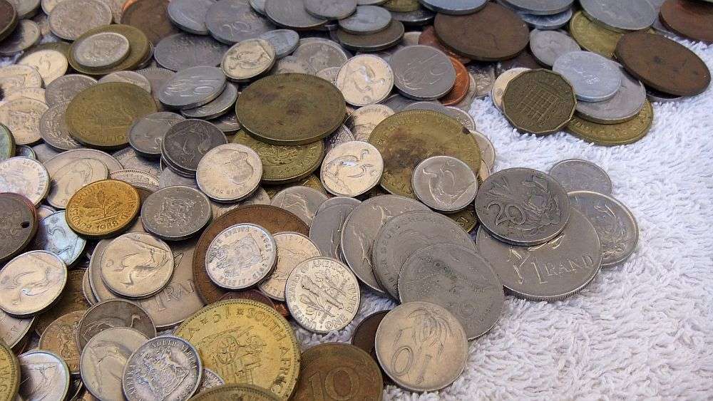 COOL DEAL !! A JOBLOT OF OVER 1000 VINTAGE / OLD WORLD COINS AS PER PICS !! BID FOR THE LOT !!