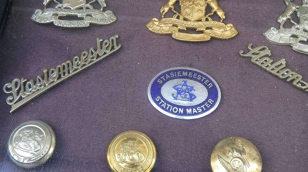 S A R / S A S - SOUTH AFRICAN RAILWAYS STATION MASTER BADGE AND BUTTON COLLECTION FRAMED LONG AGO