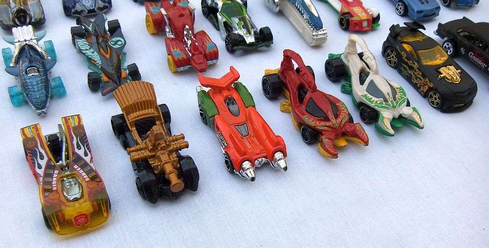 CRAZY JOBLOT !! 26 HOTWHEELS MODELS + 2 AWESOME QUALITY MIC MODELS "LONDON BUS & TAXI "