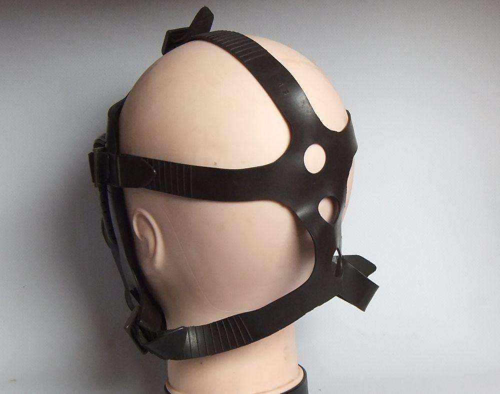 A VINTAGE 1980`S SOUTH AFRICAN MILITARY GAS MASK - USED IN RIOT SITUATIONS - COOL DISPLAY PIECE